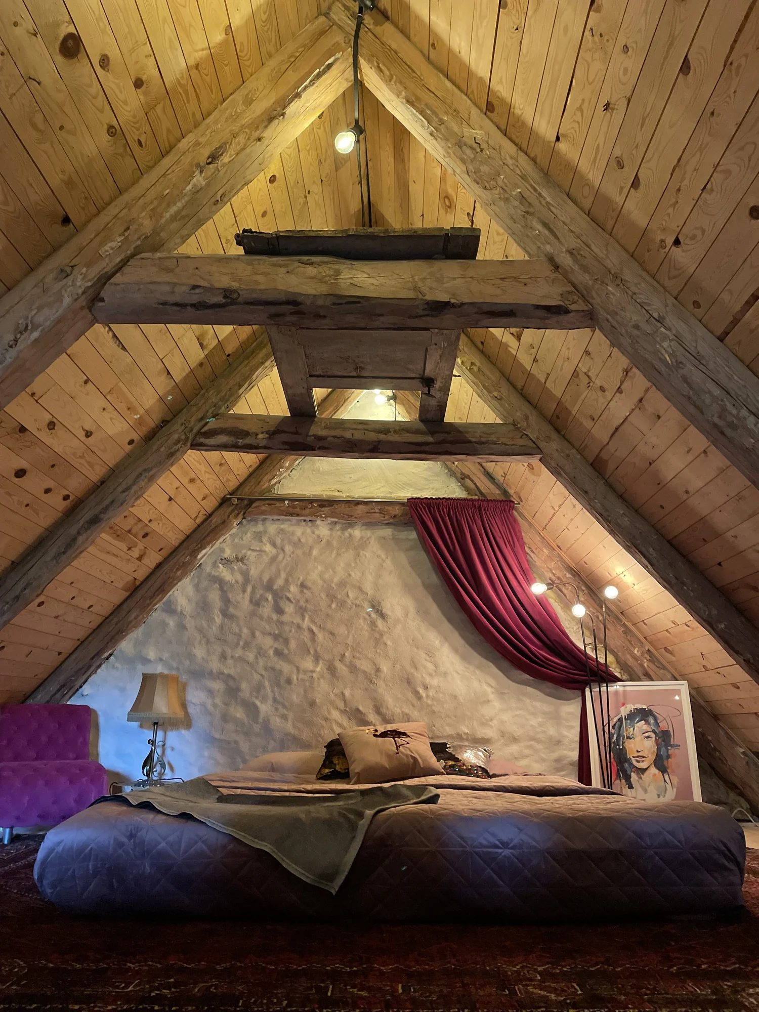 Loftsviten med exponerade bjalklag