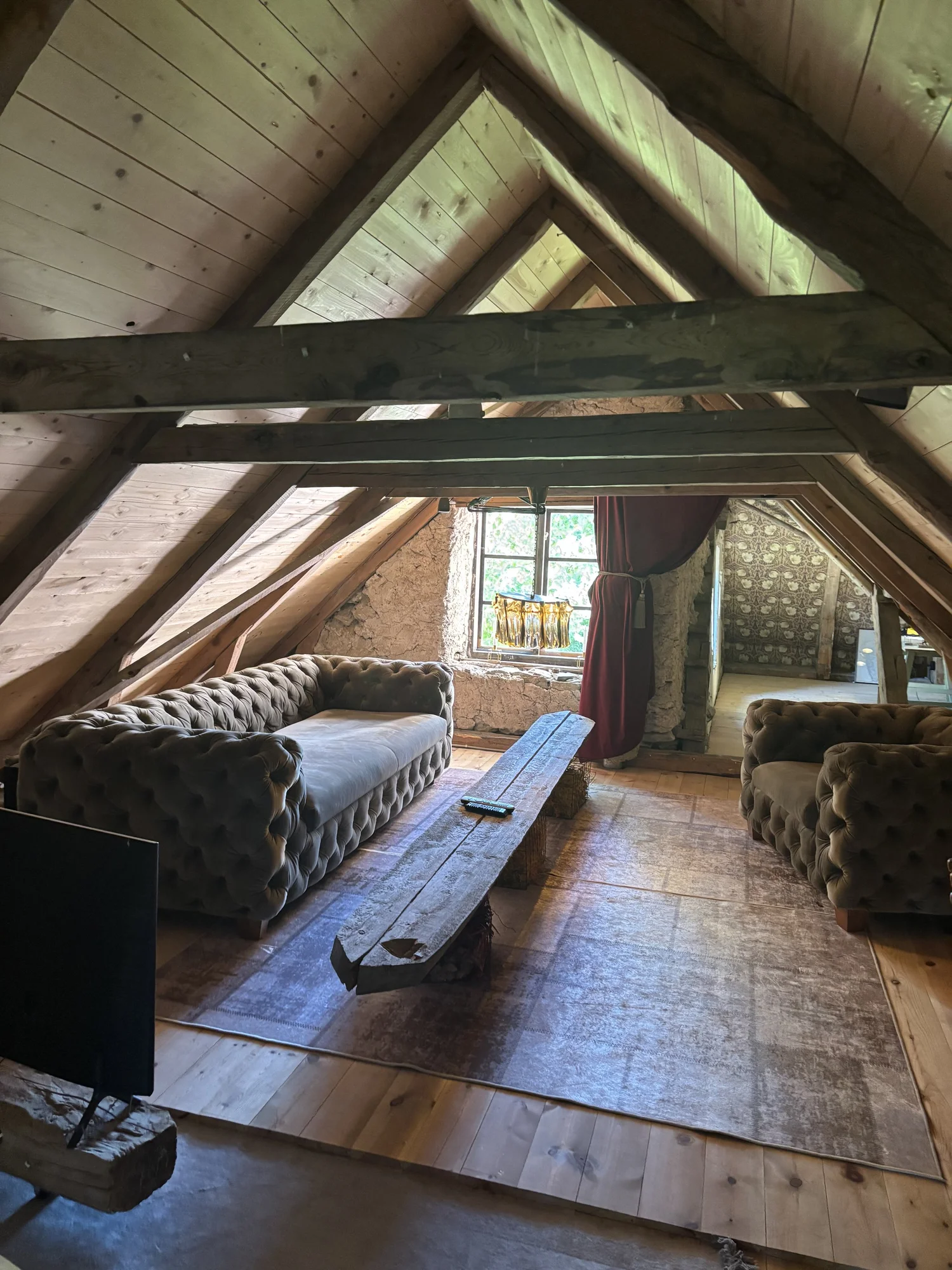 Ravinden med timmertak och kalkstengolv