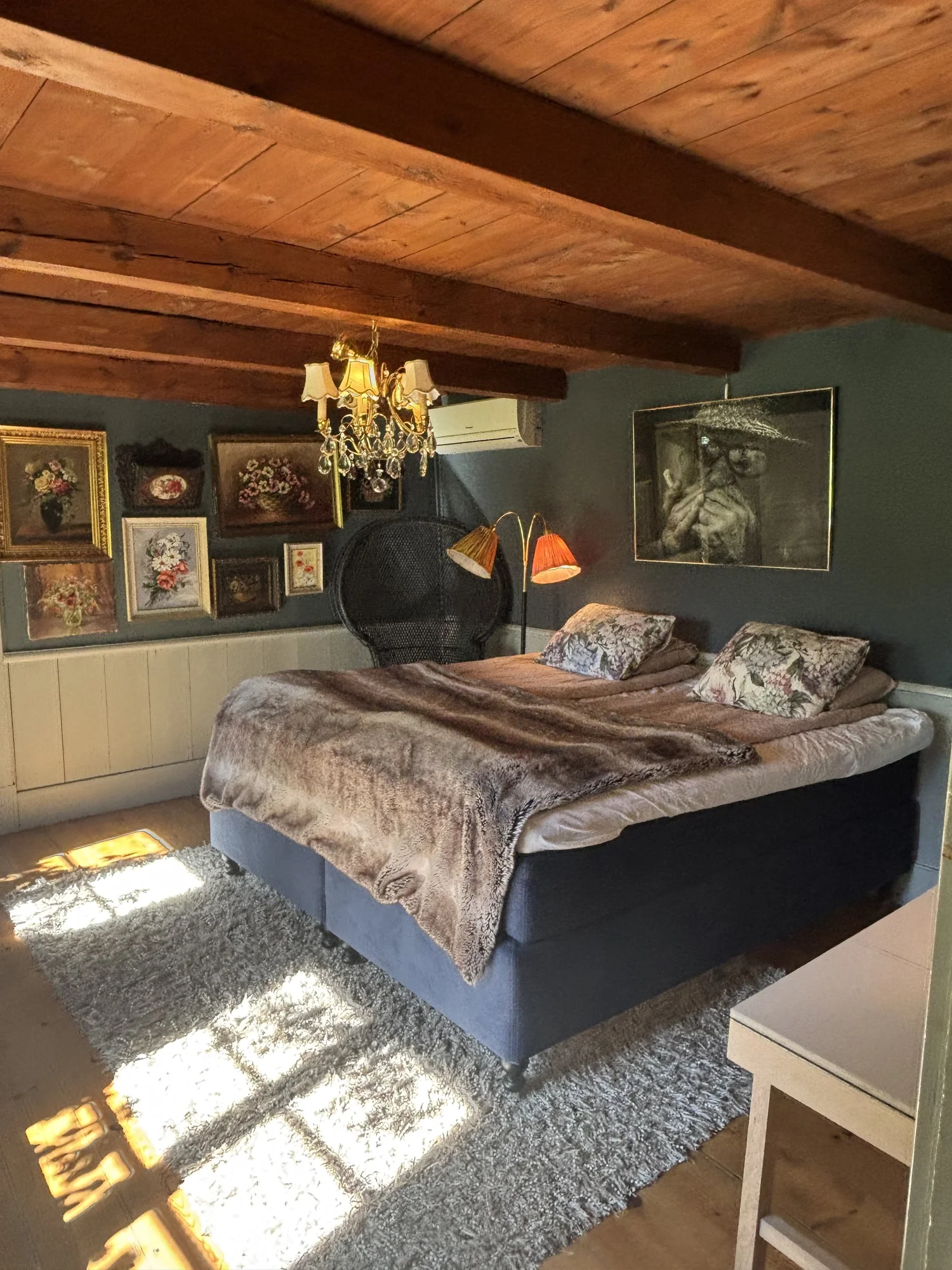 Sovrum med kalkstensvagg