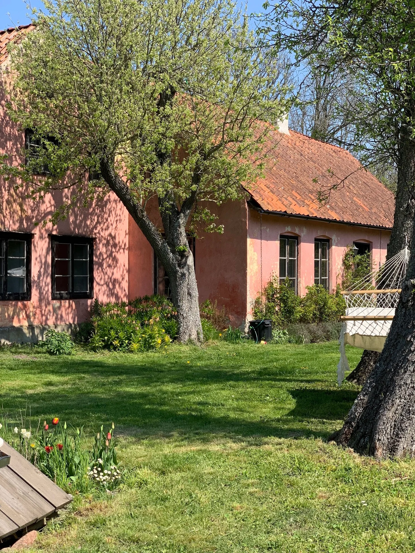 Välkommen till la petite château, “Det rosa huset på Gotland